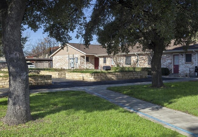 8219 Perrin Beitel in San Antonio, TX - Building Photo - Building Photo