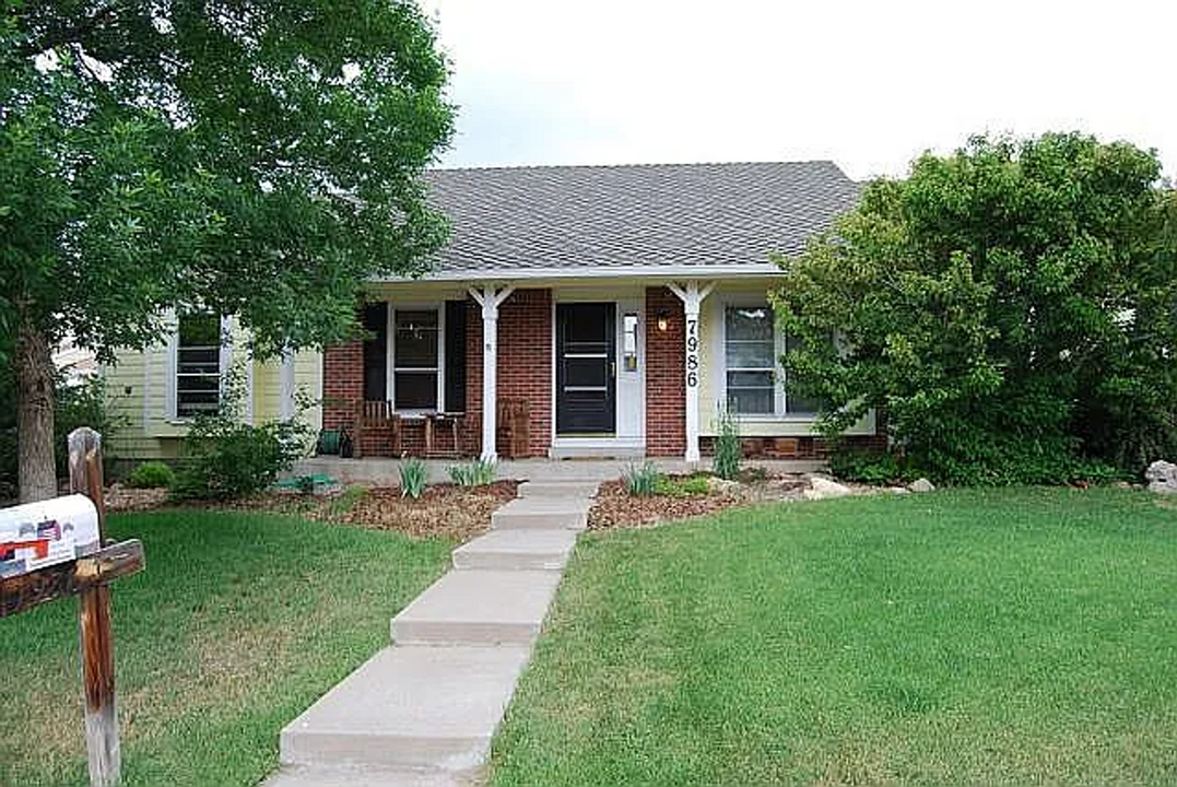 7986 S Datura Cir W in Littleton, CO - Building Photo