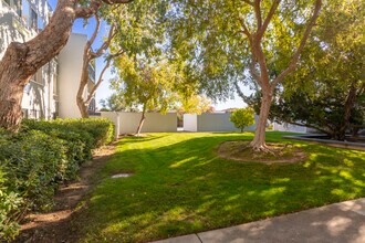 1025 Shell Blvd, Unit 7 in Foster City, CA - Foto de edificio - Building Photo