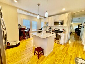 57 Woods Ave, Unit 2 in Somerville, MA - Foto de edificio - Building Photo