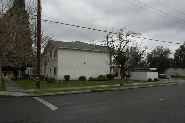 Cedarwood Apartments in Madera, CA - Foto de edificio - Building Photo