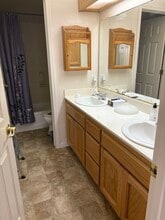 2135 Greenbriar Dr in Los Banos, CA - Foto de edificio - Building Photo
