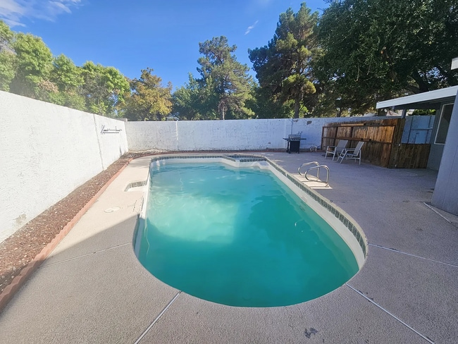 4585 Casa Mia Cir in Las Vegas, NV - Building Photo - Building Photo