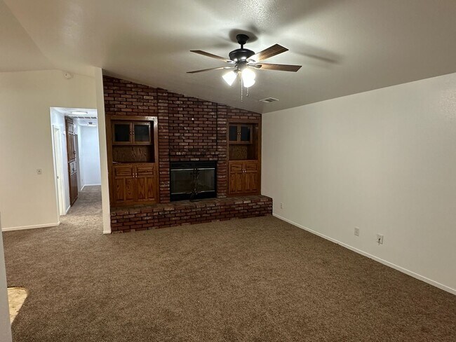 555 North Ct in Corcoran, CA - Foto de edificio - Building Photo