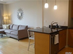 25-19 35th St-Unit -4B in Queens, NY - Foto de edificio - Building Photo