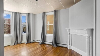 823 Dorchester Ave in Boston, MA - Foto de edificio - Building Photo