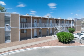 Carousel Plaza Apartments in El Paso, TX - Foto de edificio - Building Photo
