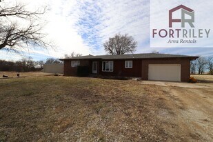 1554-3325 3325 Ave in Abilene, KS - Building Photo