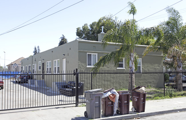 9600-9608 B St in Oakland, CA - Foto de edificio - Building Photo