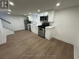 16 Yorkshire Rd in Toronto, ON - Building Photo