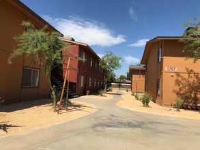 Sunset Sands in Fresno, CA - Building Photo - Building Photo