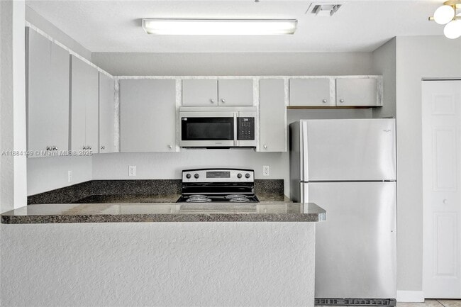 5441 SW 41st St in Pembroke Park, FL - Building Photo - Building Photo