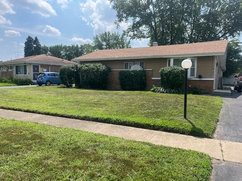 16146 Cambridge Dr in Markham, IL - Building Photo