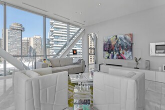 39 Queens Quay E in Toronto, ON - Building Photo - Building Photo