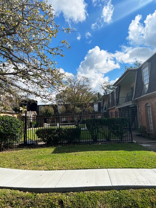 1220 Shadowdale Dr in Houston, TX - Building Photo