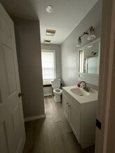 64 Wooster St, Unit #3 in Bethel, CT - Foto de edificio - Building Photo