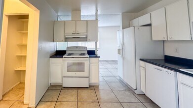 6916 Kinkenon Dr in Las Vegas, NV - Foto de edificio - Building Photo