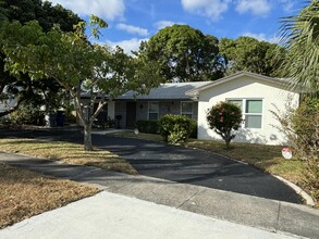 425 Greenbriar Dr in West Palm Beach, FL - Building Photo - Building Photo