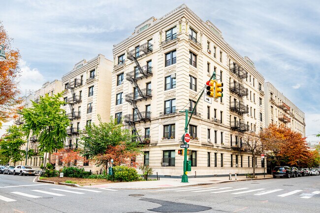 530 Manhattan Ave in New York, NY - Building Photo - Building Photo