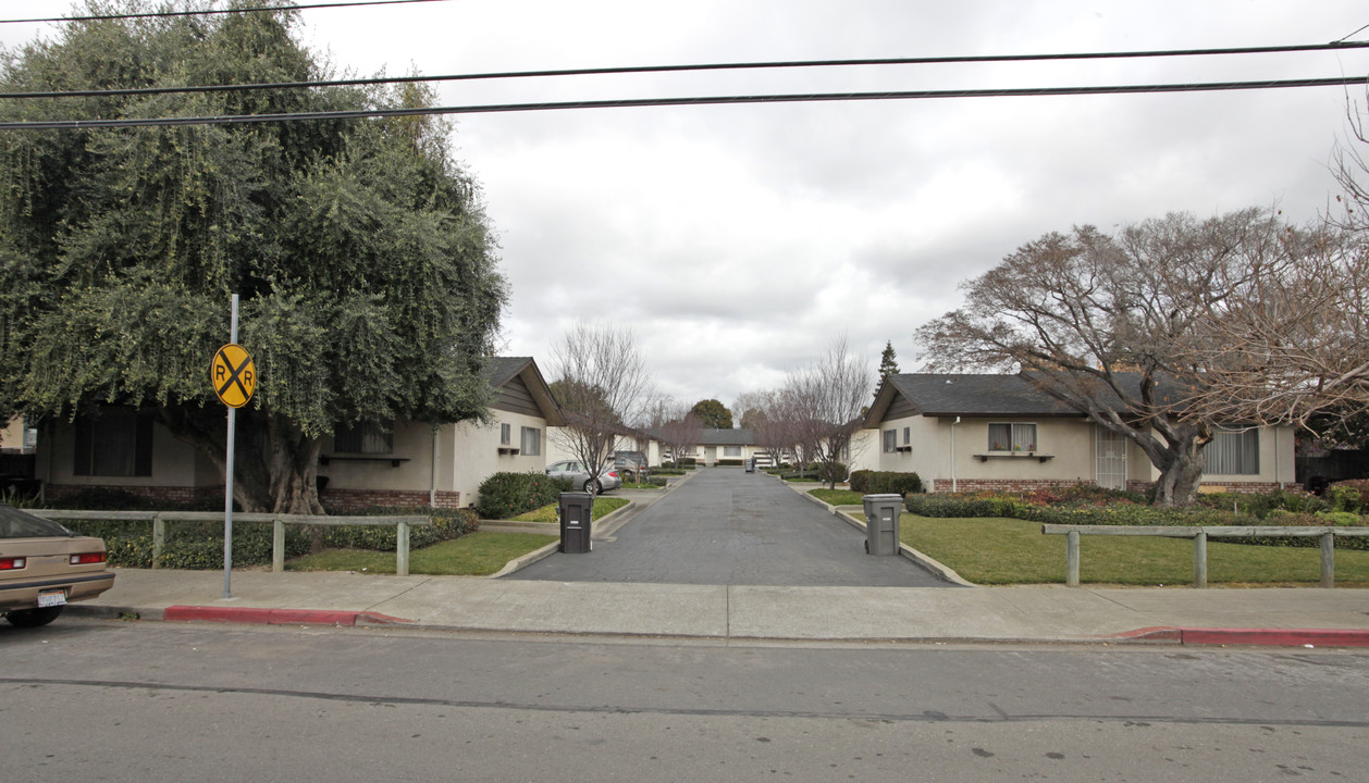 798 Blossom Way in Hayward, CA - Building Photo