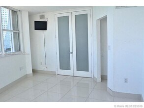 905 Brickell Bay Dr in Miami, FL - Building Photo - Building Photo