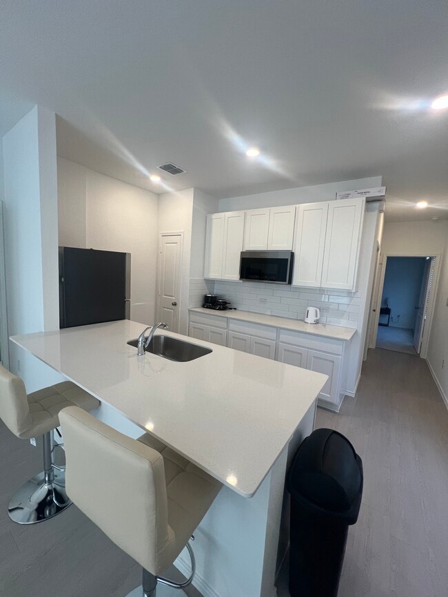 150 Outrigger Way, Unit Victory Suite in Kyle, TX - Foto de edificio - Building Photo