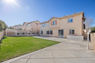 38442 Wakefield Pl in Palmdale, CA - Foto de edificio - Building Photo