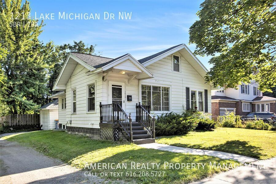 1213 Lake Michigan Dr NW in Grand Rapids, MI - Building Photo