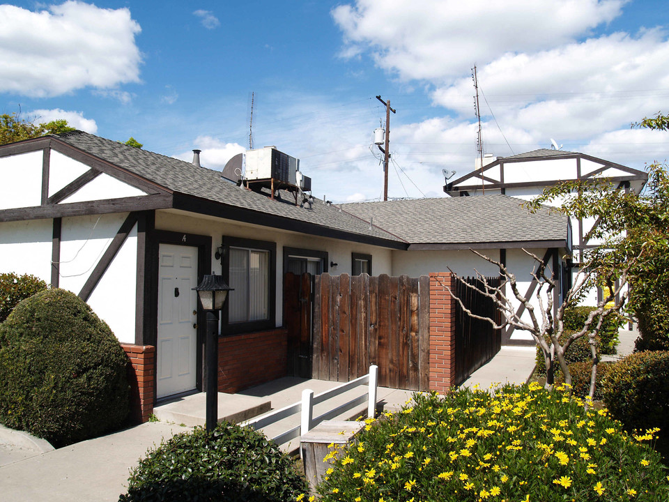 English Gables in Reedley, CA - Building Photo