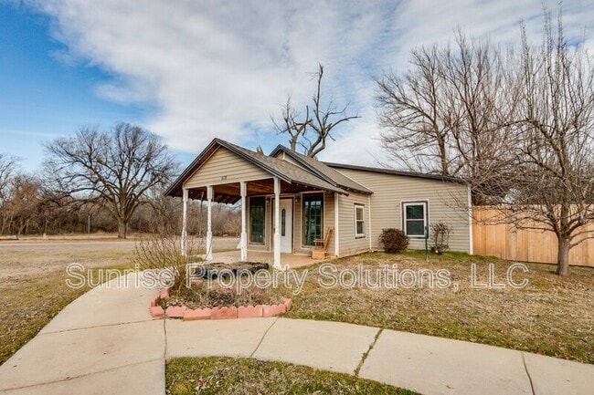 property at 618 W Hayes St