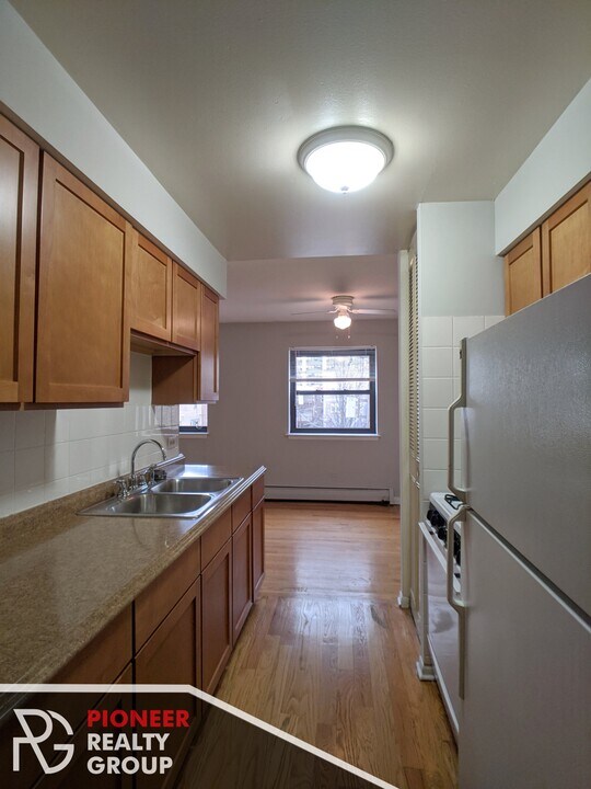 510 W Briar Pl, Unit 203 in Chicago, IL - Building Photo