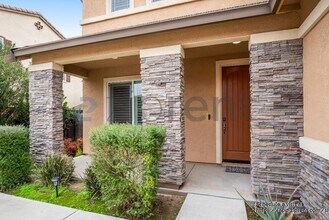 1726 Hummingbird Way in Tracy, CA - Foto de edificio - Building Photo