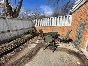 38330 Newcastle St in Clinton Township, MI - Building Photo - Building Photo