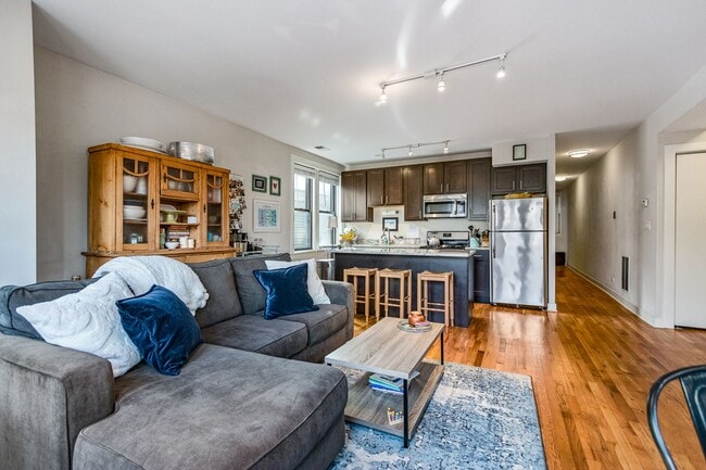 2229 W Wilson Ave in Chicago, IL - Foto de edificio - Building Photo