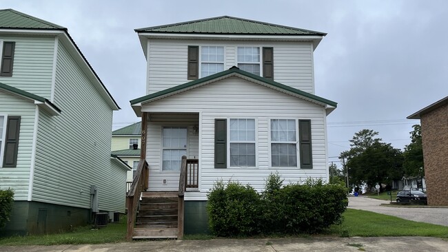 property at 807 Folmar St
