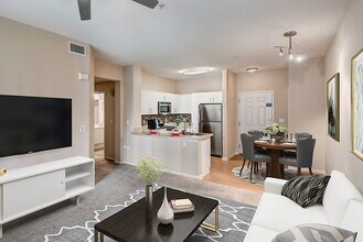 Renaissance at Uptown Orange in Orange, CA - Foto de edificio - Building Photo