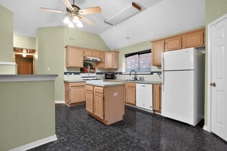 12530 Meadowglen Dr in Stafford, TX - Building Photo - Building Photo