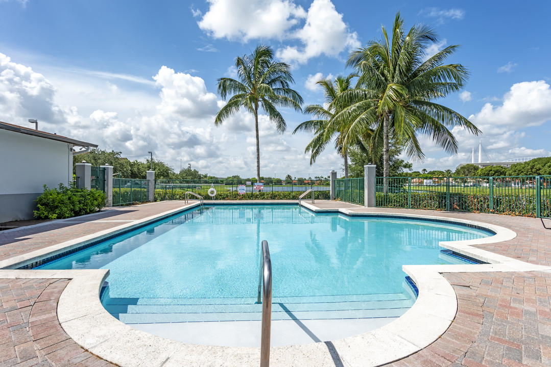 Cedar Grove Apartments in Miami Gardens, FL - Building Photo