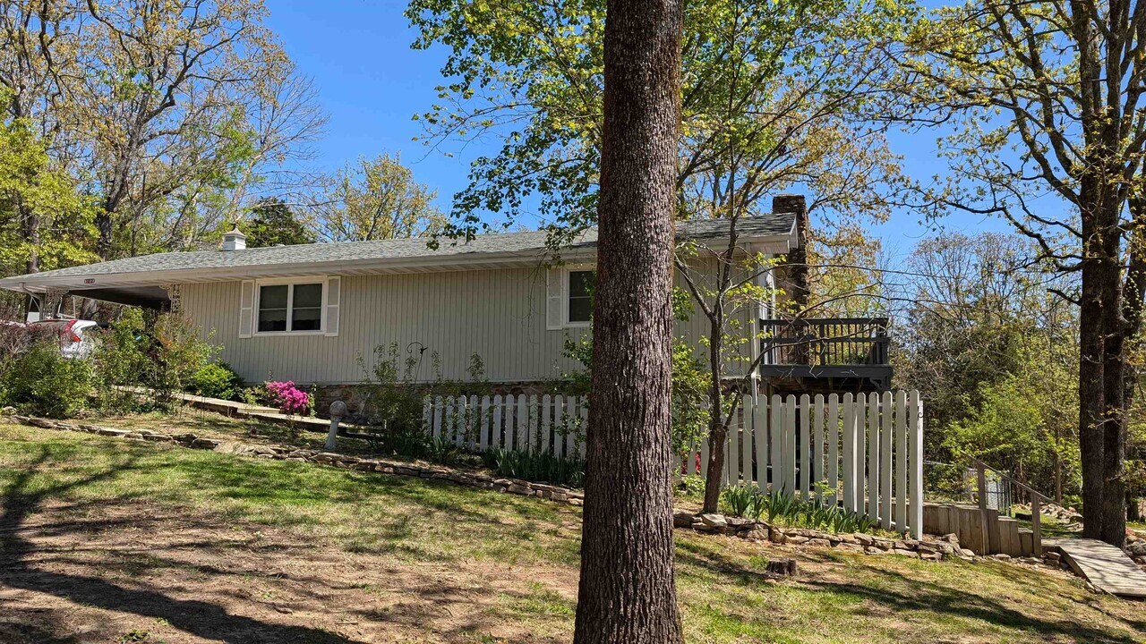 1012 Fairwater Cir in Horseshoe Bend, AR - Building Photo