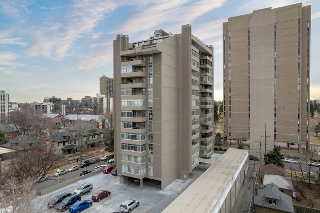 Summer House in Denver, CO - Foto de edificio - Building Photo