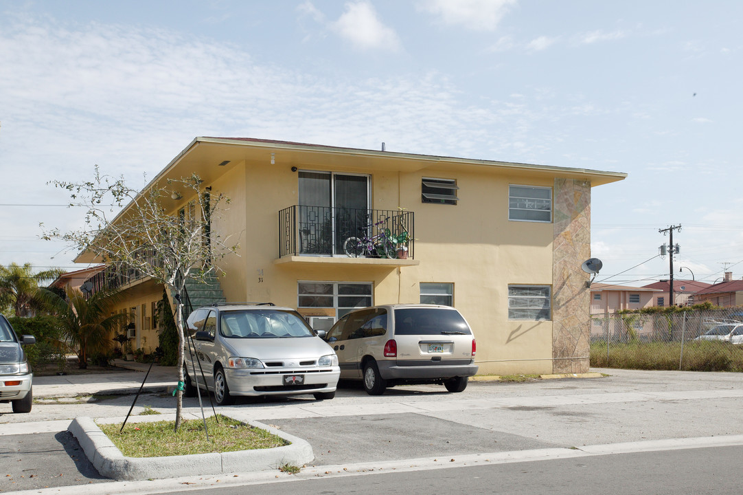 31 W 7th St in Hialeah, FL - Building Photo