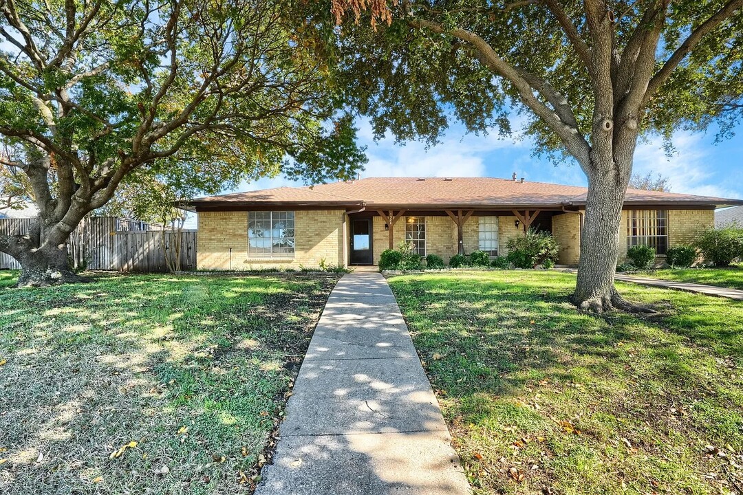 1922 N Floyd Rd in Richardson, TX - Building Photo