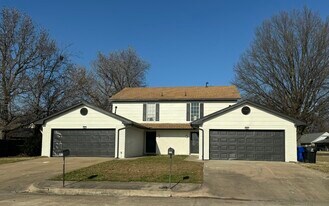 902 W Edgewater St, Unit 902 W Edgewater St. in Broken Arrow, OK - Building Photo