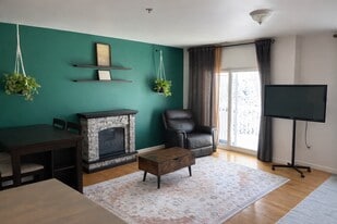 84 Aborn St, Unit 1304 in Peabody, MA - Building Photo