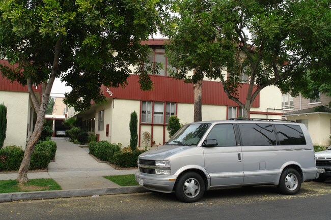 203 E Chestnut St in Glendale, CA - Foto de edificio - Building Photo