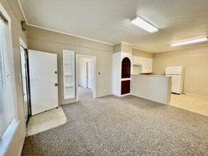 719 N 13th St, Unit A in Nederland, TX - Foto de edificio - Building Photo