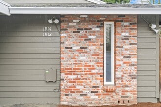 1912-1914-1914 SE Tacoma St in Portland, OR - Building Photo - Building Photo