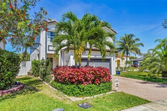 1298 NW 192nd Terrace in Pembroke Pines, FL - Building Photo - Building Photo