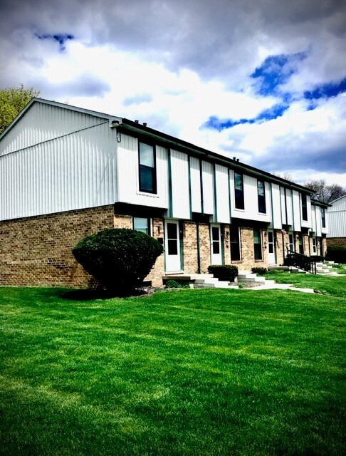 Oak Tree Village Apartments in Mt. Pleasant, MI - Building Photo