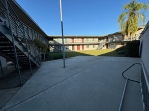 Cedar Heights Apartments in Fresno, CA - Foto de edificio - Building Photo